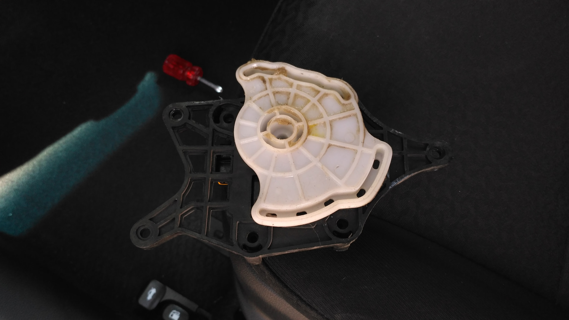 Переключатель заслонки печки солярис 2. Заслонка печки солярис 1. 971621jaa0. Заслонка печки хендай солярис. Заслонка печки солярис 1.