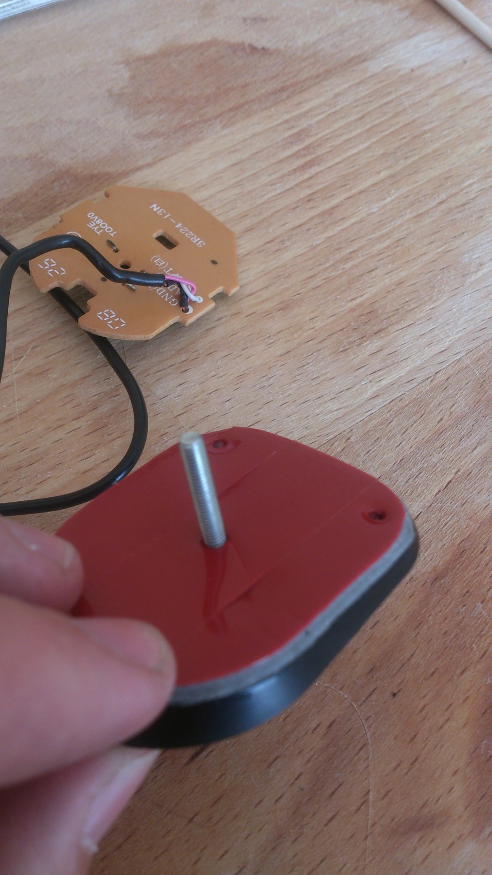 скотч 3М уложил в три слоя, так как площадка для установки была не совсем ровная — Toyota Allex