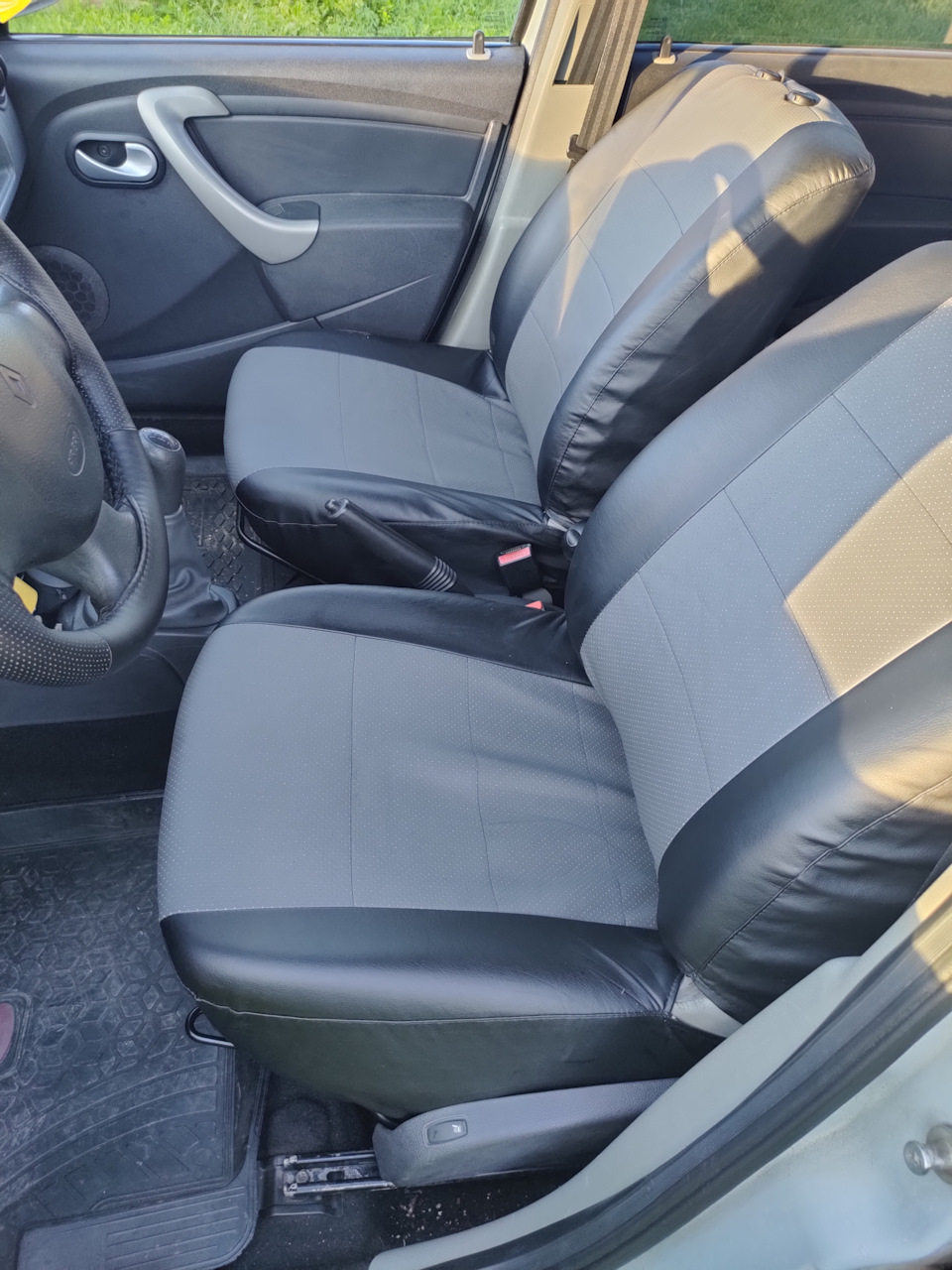 Сидение переднее рено логан. Передние сиденья рено логан 1. Renault logan 2 сиденья. Передние сиденья рено логан. Сиденья renault logan на ниву.