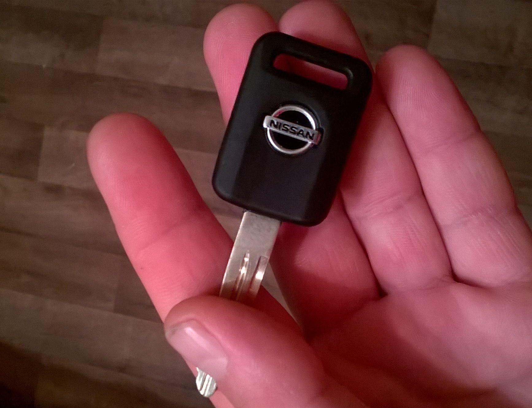 Завести ключи. Запасной ключ ЛК 200. Ключ зажигания Nissan Qashqai OZON. Nissan Qashqai 2014 ключ в двери. Запасной ключ.