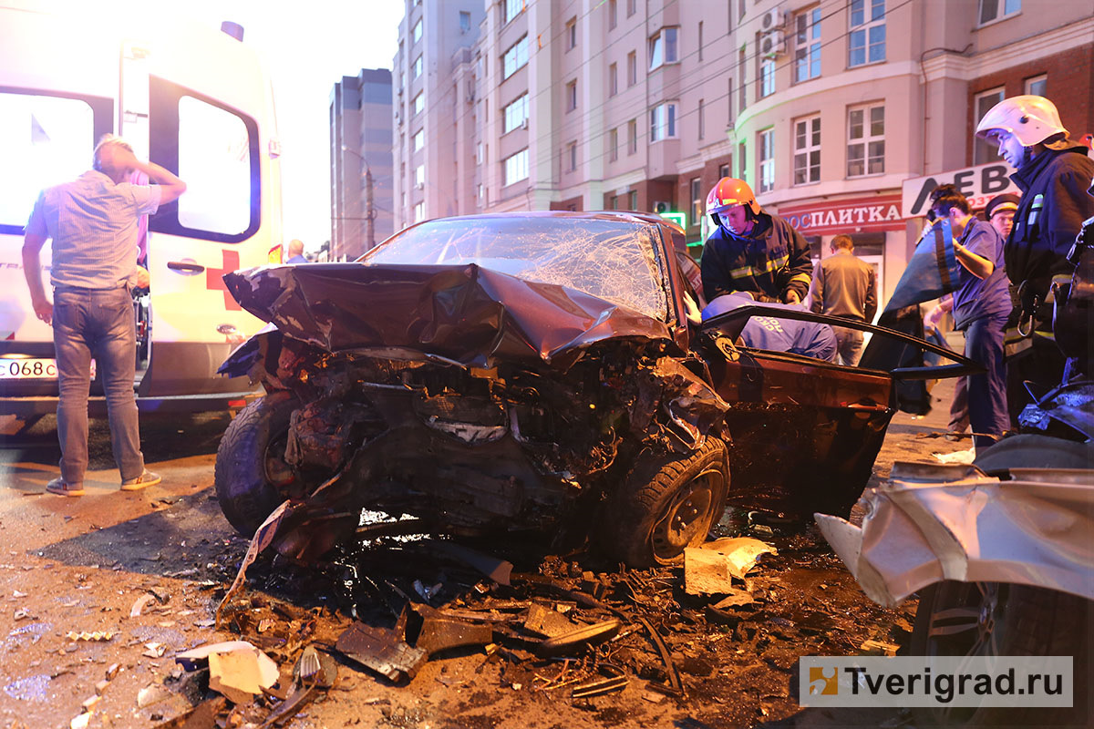 Твериград. ДТП на Волоколамском проспекте в Твери. Авария в Твери вчера на Волоколамском проспекте. Жуткое ДТП на Волоколамке в Твери. ДТП на Волоколамском проспекте в Твери сегодня.