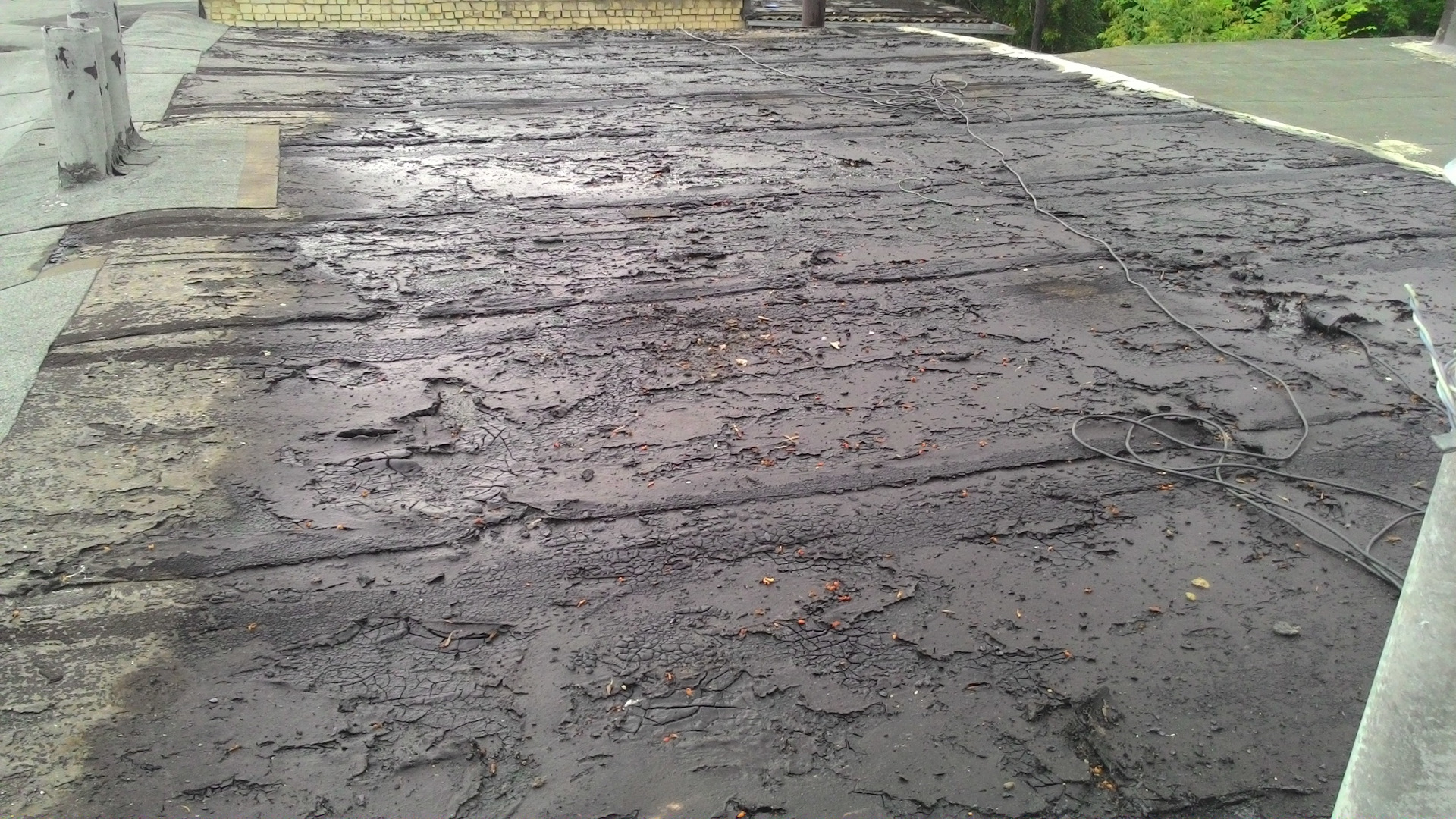 демонтаж рубероида. дефекты рубероидной кровли. разрушение мягкой кровли. повреждения покрытия кровли. разрушение мягких.