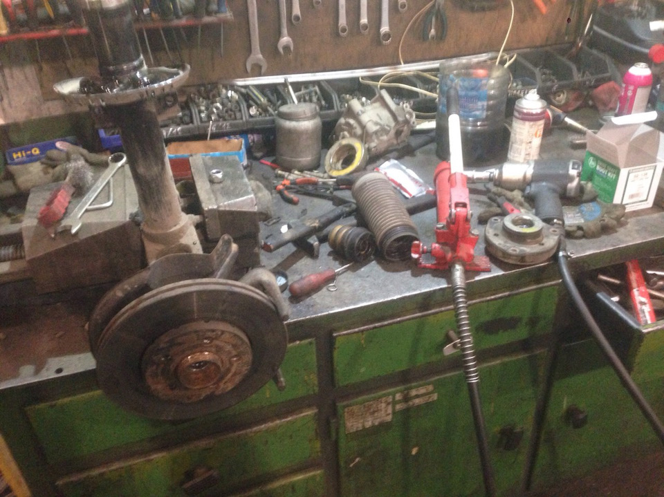 Замена пыльников наружных гранат и смазка опорных подшипников ...