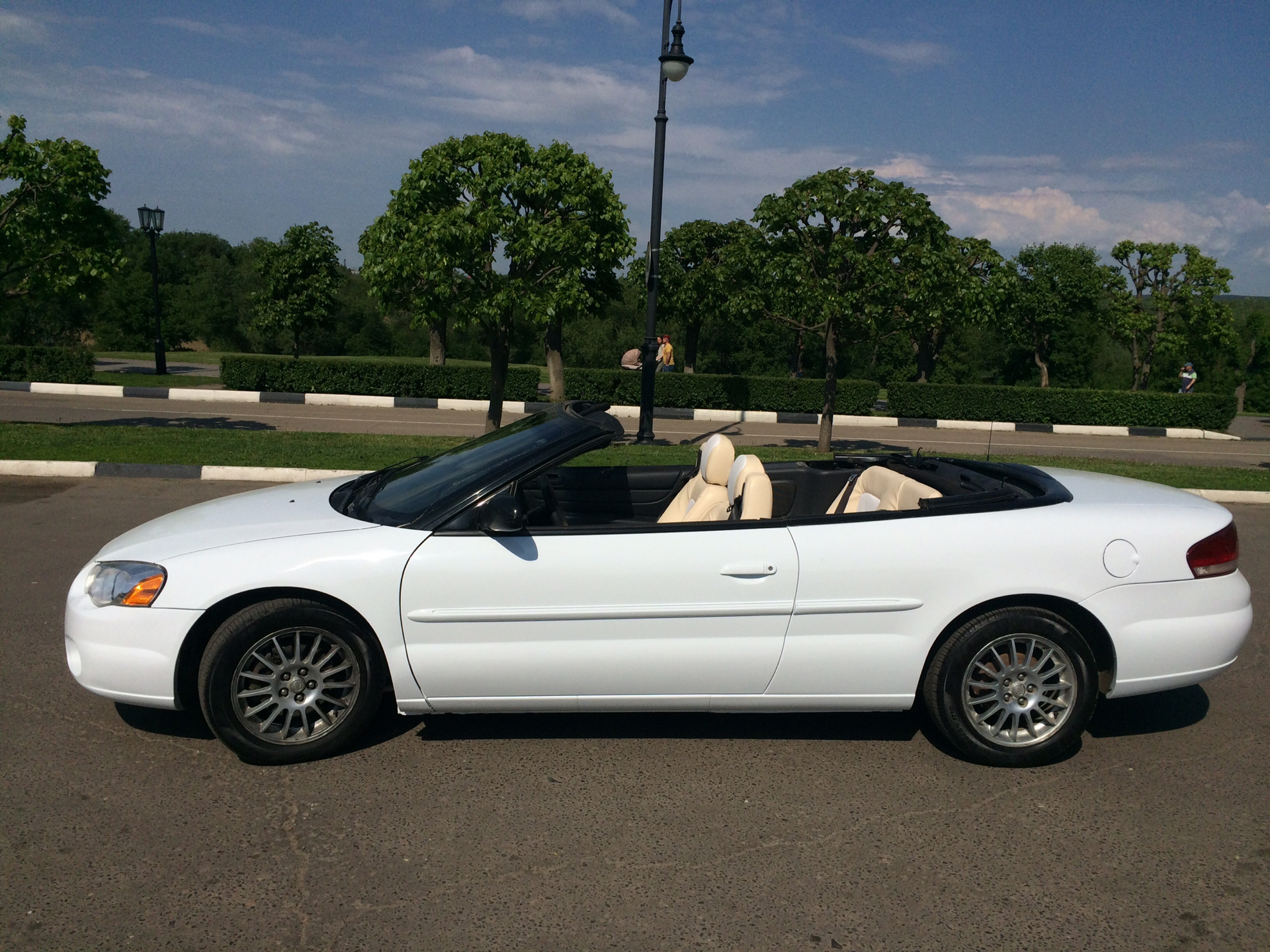 Аренда кабриолета в москве. Крайслер Себринг кабриолет. Sebring Convertible r 18. Chrysler Sebring кабриолет тюнинг. Салон Крайслер Себринг кабриолет.