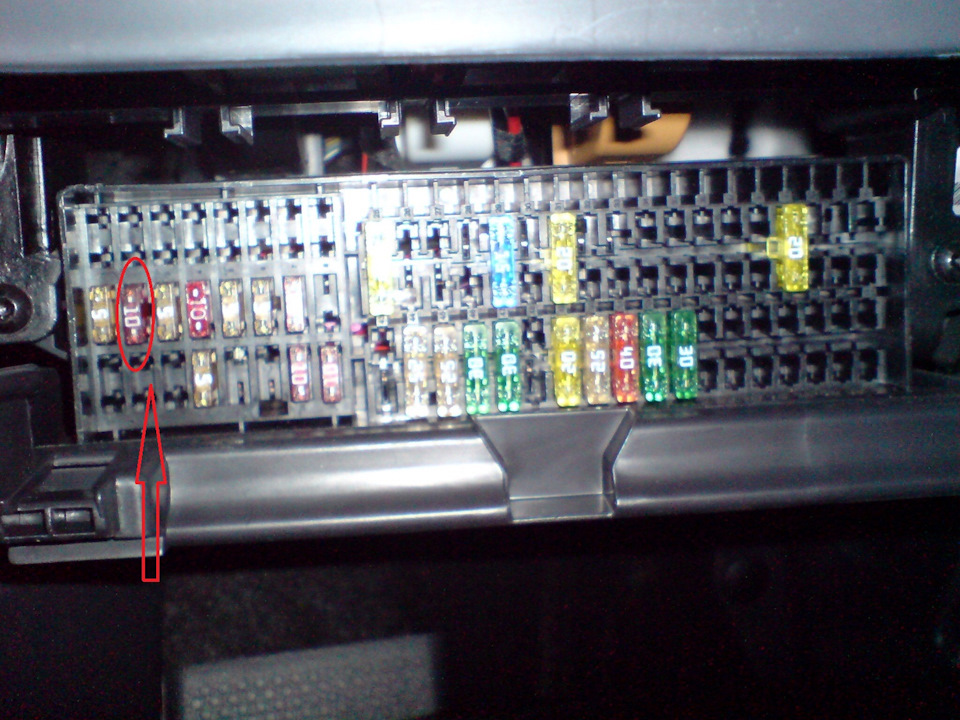 Блок над коленями водителя, предохранитель №10. — Volkswagen Tiguan (1G)