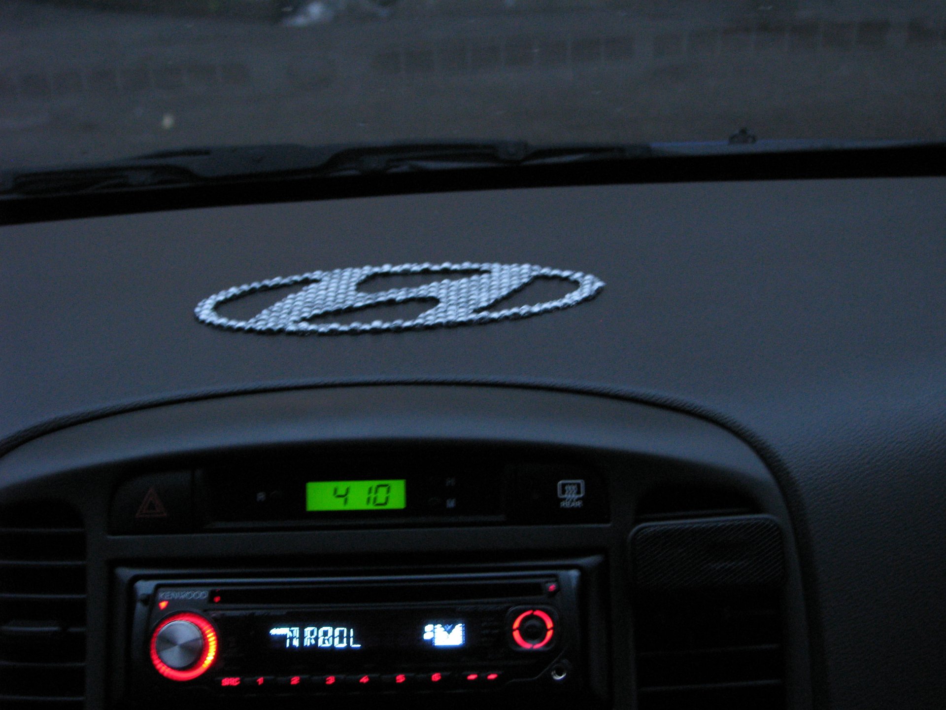 Сделал значок — Hyundai Verna, 1,4 л, 2008 года | прикол | DRIVE2