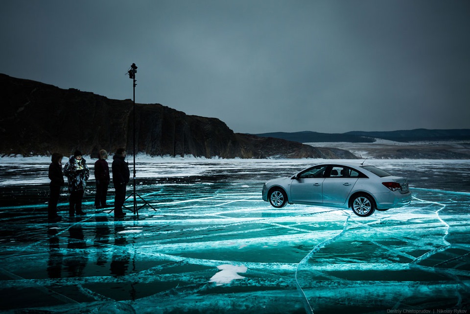 Дрифт озерах. Машина во льду. Машина на льду Байкала. Зимний Байкал на машине. Машина на озере Байкал.