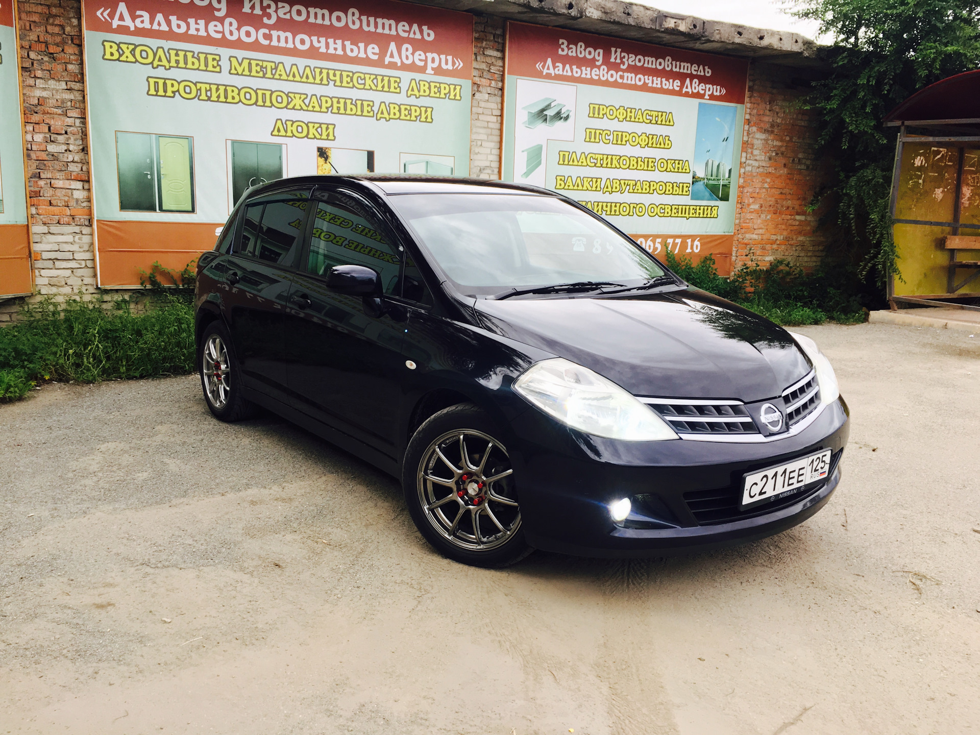 Диски тиида. Nissan Tiida c11 2008 литье. Nissan Tiida 2011 на 17 дисках. Nissan Tiida хэтчбек r17. Nissan Tiida диски r16.