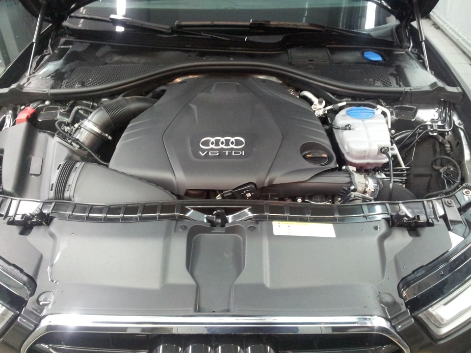 Капот ауди а6 с6. Ауди а6 с7 моторный отсек. Ауди а7 3.0 TFSI моторный отсек. Audi a6 2019 под капотом. Audi a6 c6 подкапотное.