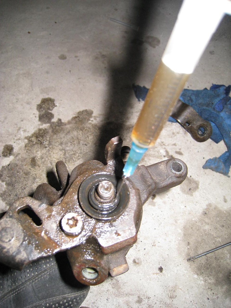 Суппорт тормозной шкода фабия 1. Поршень суппорта тормозного переднего ваз 2110. Задний суппорт лагуна 2 подклинивает. Подклинивает задний суппорт. Mazda 6gh заклинил задний суппорт.