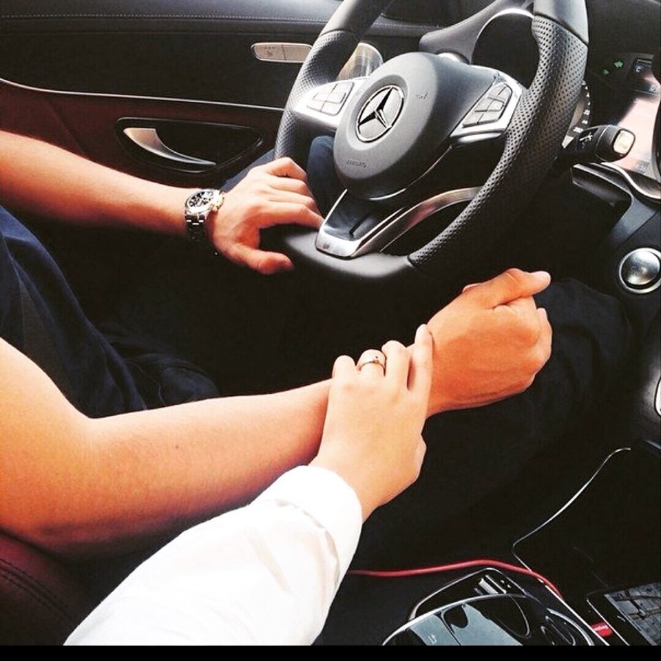 Фото парня с девушкой в машине. Пареньс девушкозв машине. Влюбленные в машине. Руки влюбленных в машине. Парень с девушкой в мвшиее.