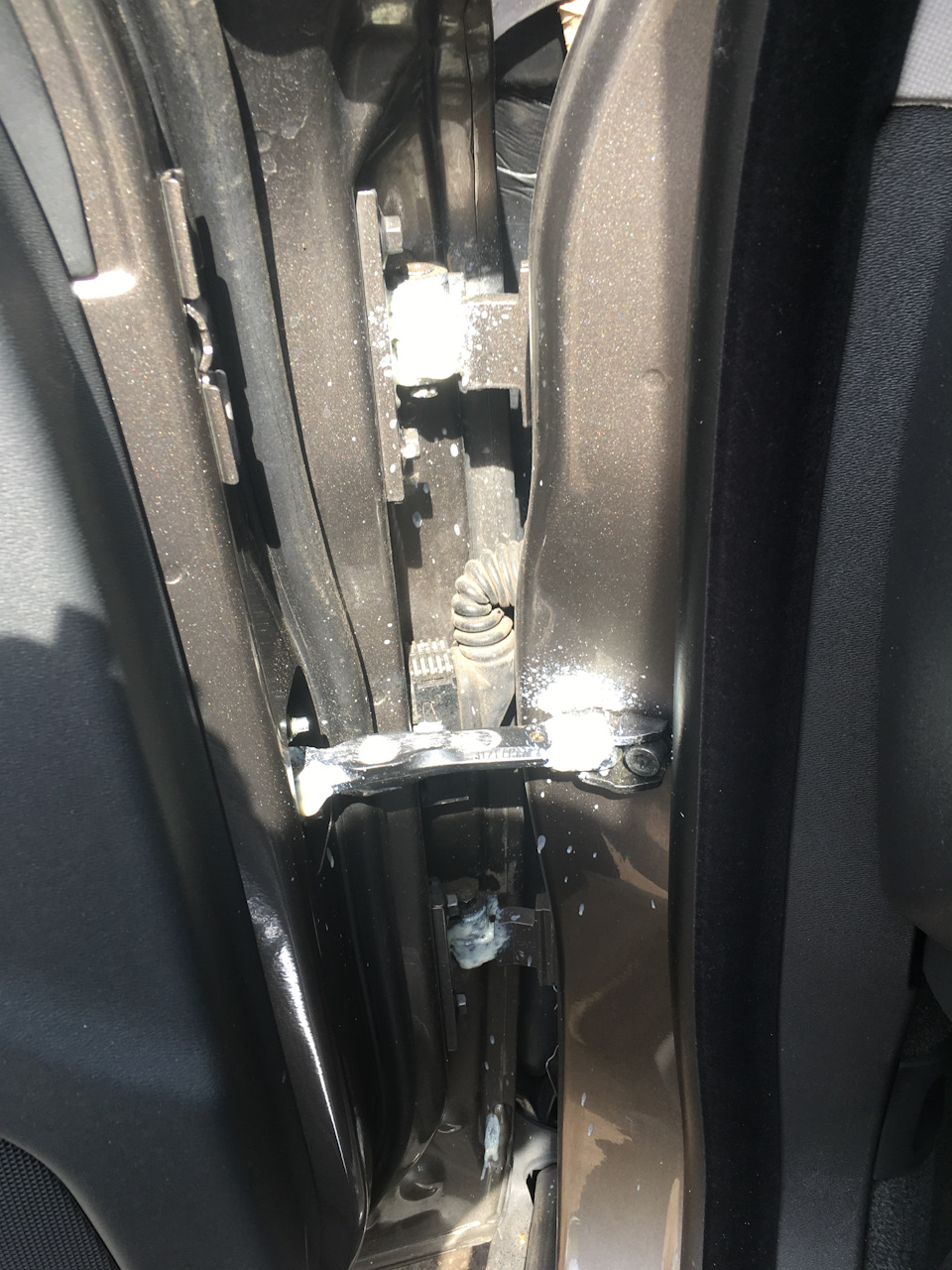 Смазка петель дверей. — Volvo XC70 III, 2 л, 2011 года | своими руками ...