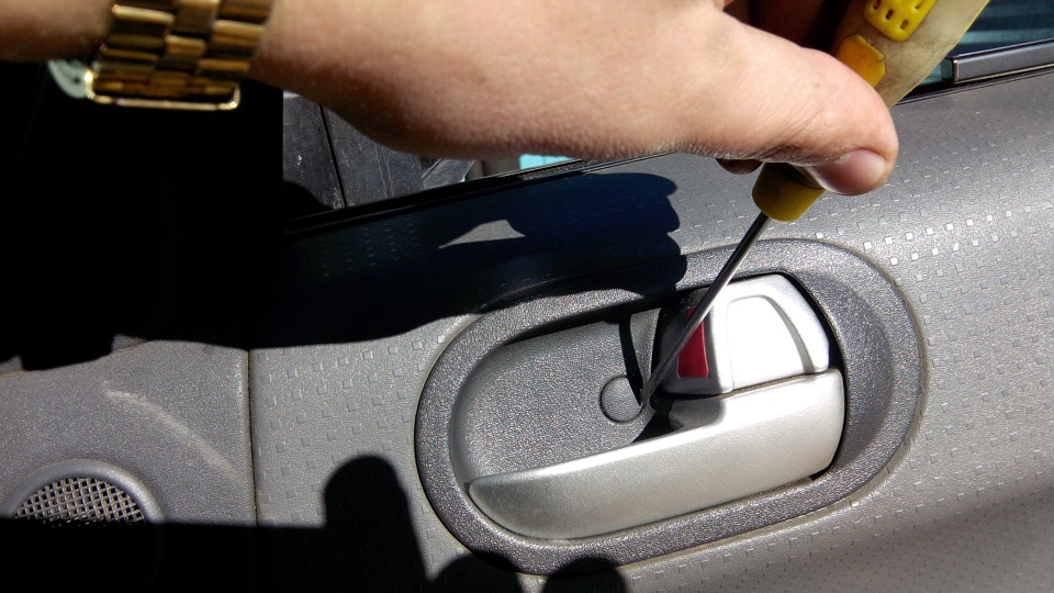 Заглушка личинки лада веста. Как снять заглушку с ручки двери. Крышка личинки замка двери land rover range rover 2013. Разболталась дверная ручка межкомнатной двери. Заглушка личинки замка рено меган 3.