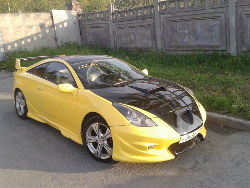 Toyota Celica желтая