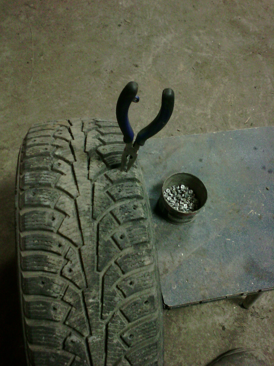 Ошиповка шин ремонтным шипом