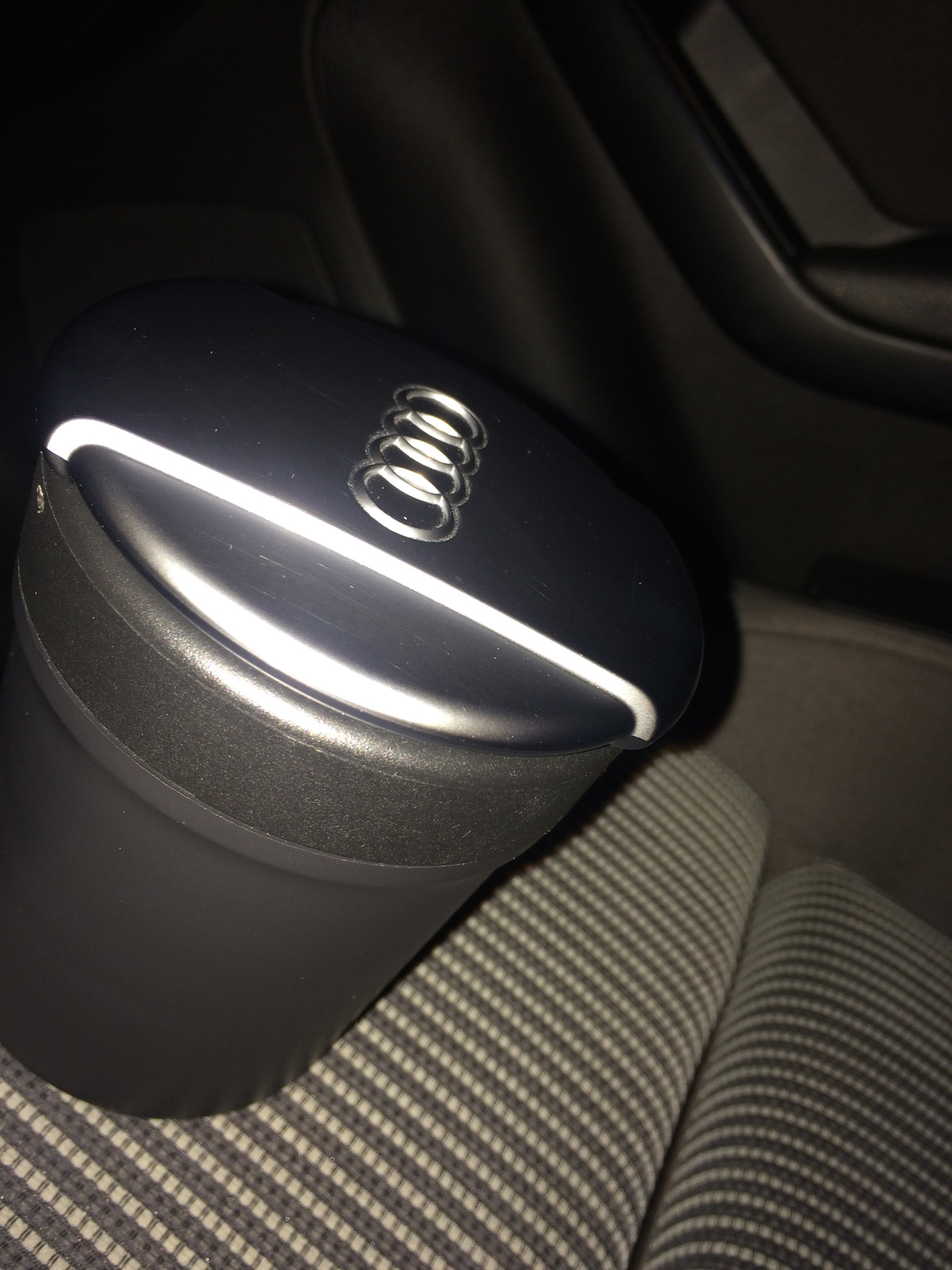 Пепельница ауди. Пепельница ауди а8. Ремонт пепельницы в ауди а3. Пепельница а6. Пепельница ауди а6.