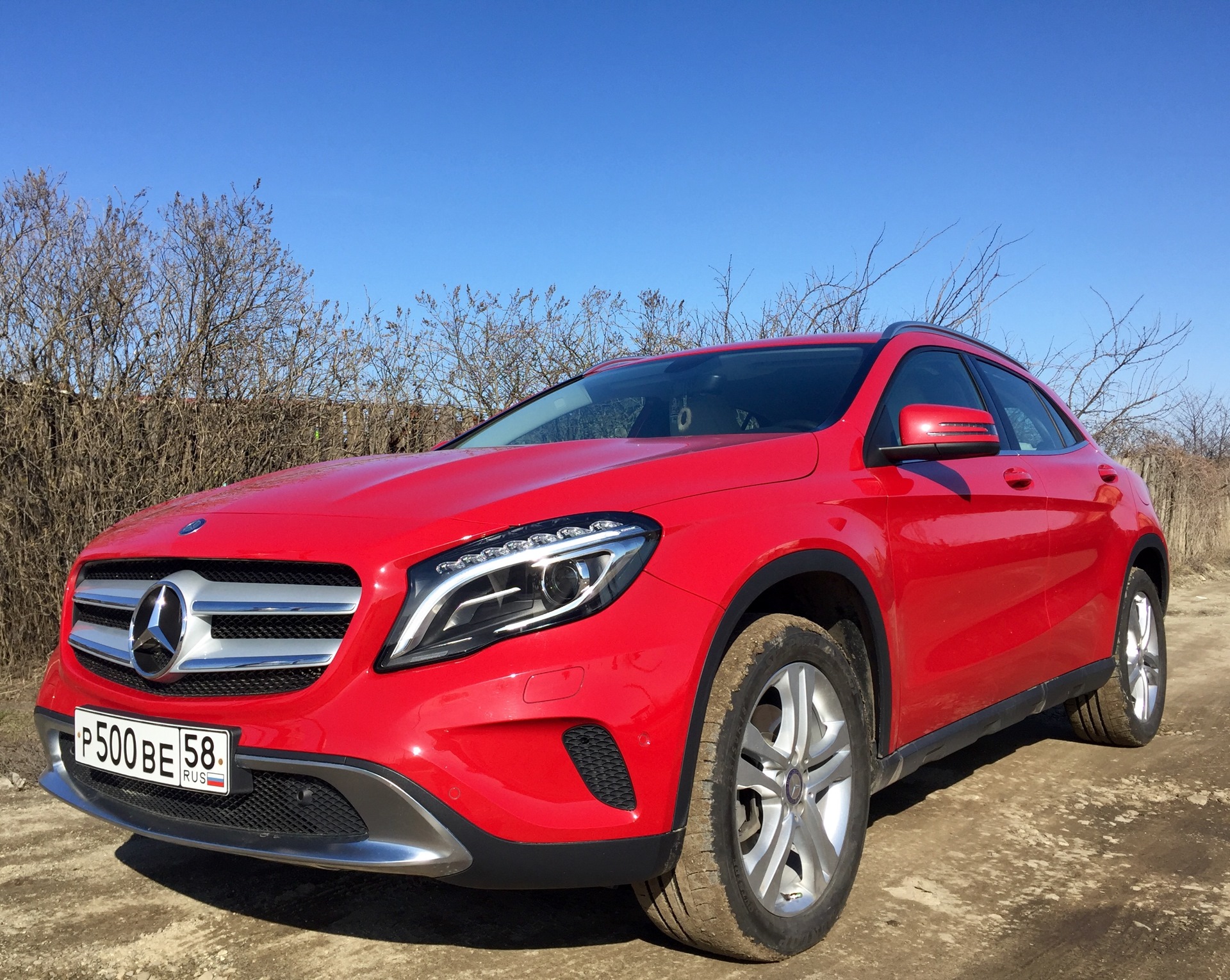 Mercedes Benz GLA 250 красный