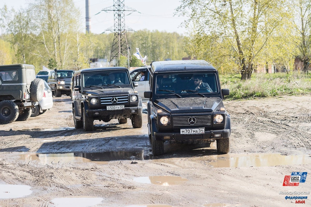 Колонна на 9 мая, академгородок — Mercedes-Benz G-Class (W463), 5 л, 2004  года | фотография | DRIVE2