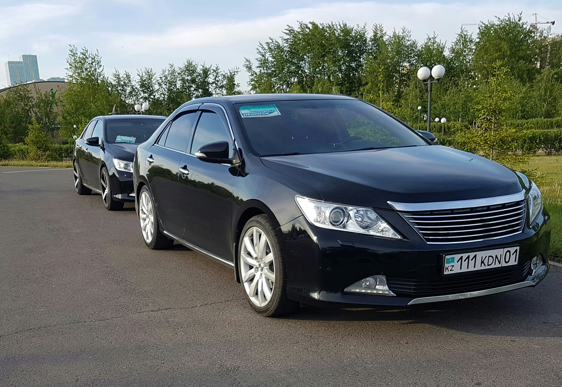 Фото 2 камри разного стиля и обе на R19 и пружинах TEIN — Toyota Camry ...