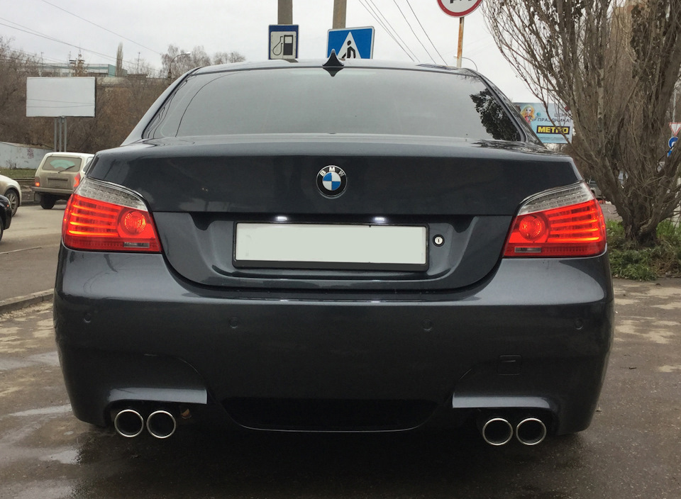 Е60 под. Выхлоп BMW e60. BMW e60 двойной выхлоп. Раздвоенный выхлоп BMW e60. BMW m5 e60 выхлоп.