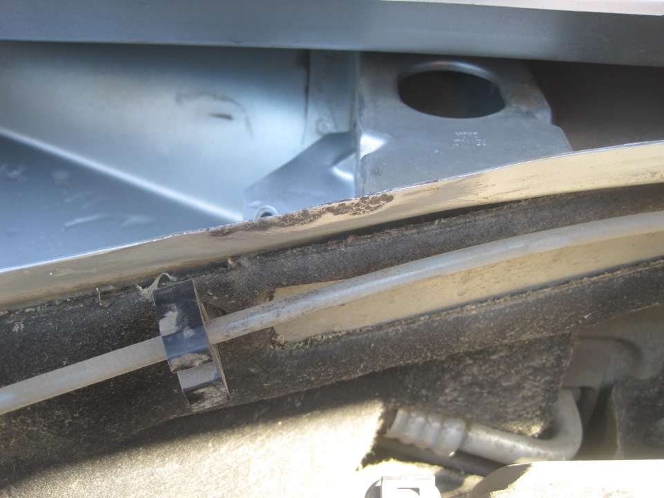 Ржавчина атакует подкапотное пространство. — Lada Ларгус, 1,6 л, 2012 ...