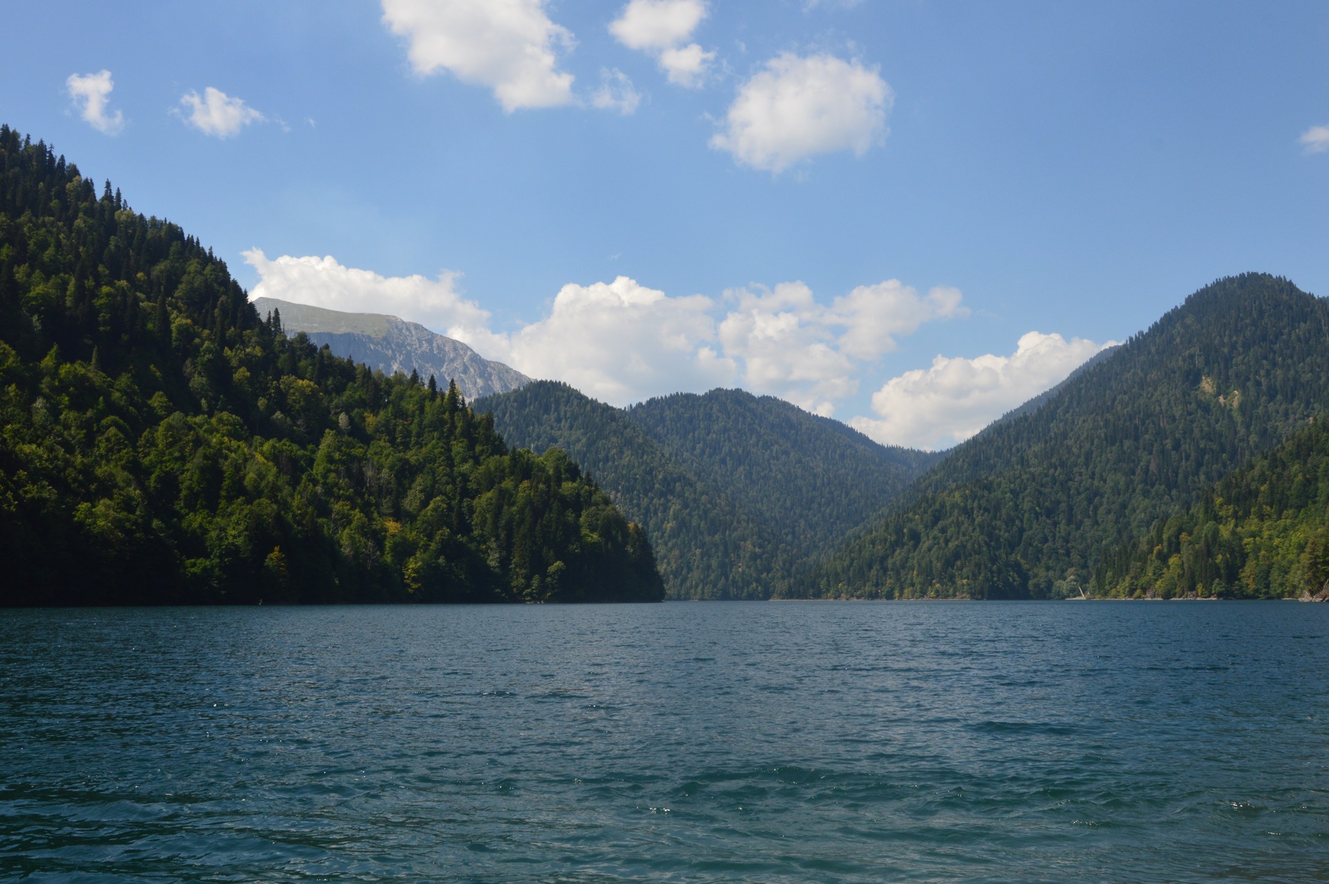 Абхазия в начале июня. Озеро Рица Абхазия. Рица 3 Абхазия. Озеро Рица Жемчужина Абхазии. Озеро Инкит Абхазия.