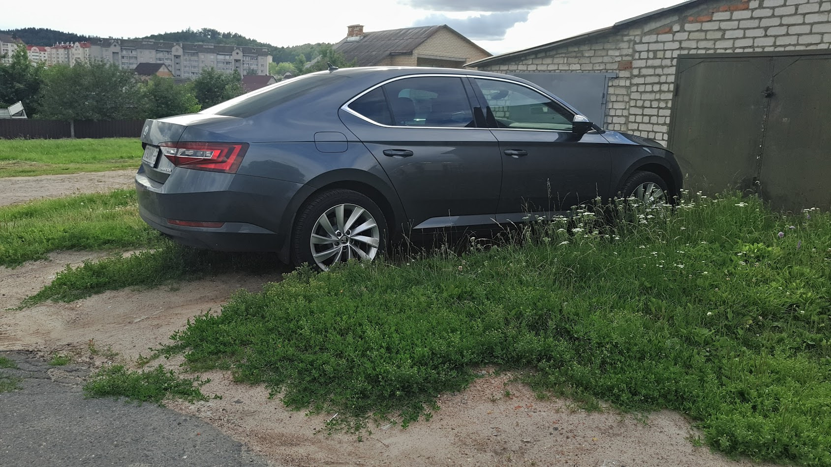 Функция автоматического торможения Manoeuvre Assist — Skoda Superb Mk3, 1,8  л, 2017 года | наблюдение | DRIVE2