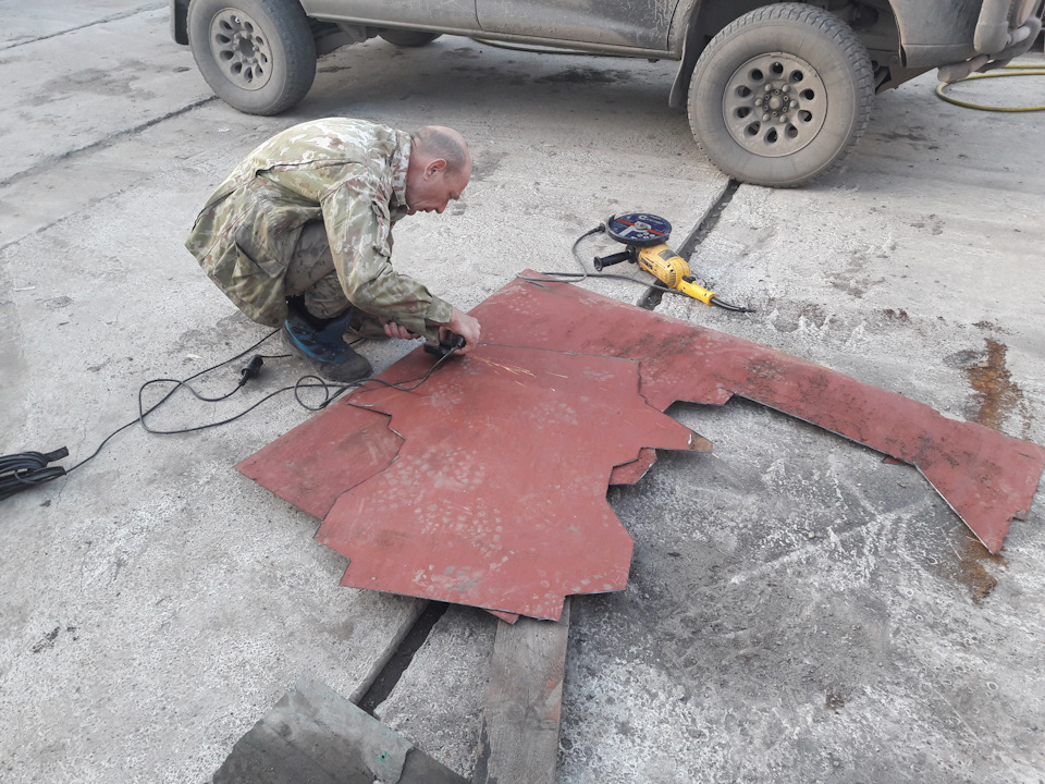 Отдельное спасибо Сереге Поисковику за то что позволял ему помогать во время изготовления защиты :))) — Mitsubishi Delica (L400)