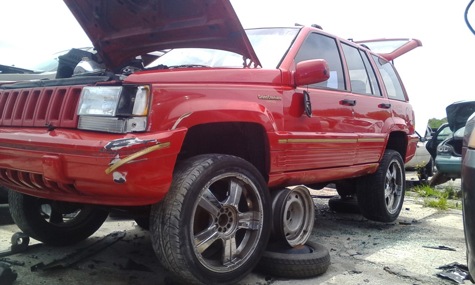 Если бы я купил команч как планировал, то эти колеса уже были бы к нему прикручены, прямо на парковке :))) Полный комплект с вполне еще приличной резиной :) — Dodge Dakota (1G)