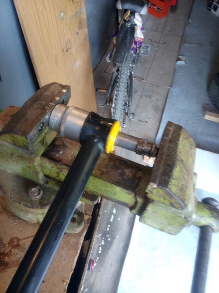 Замена резинок реактивных тяг — Lada 21063, 1,5 л, 1991 года | плановое ...