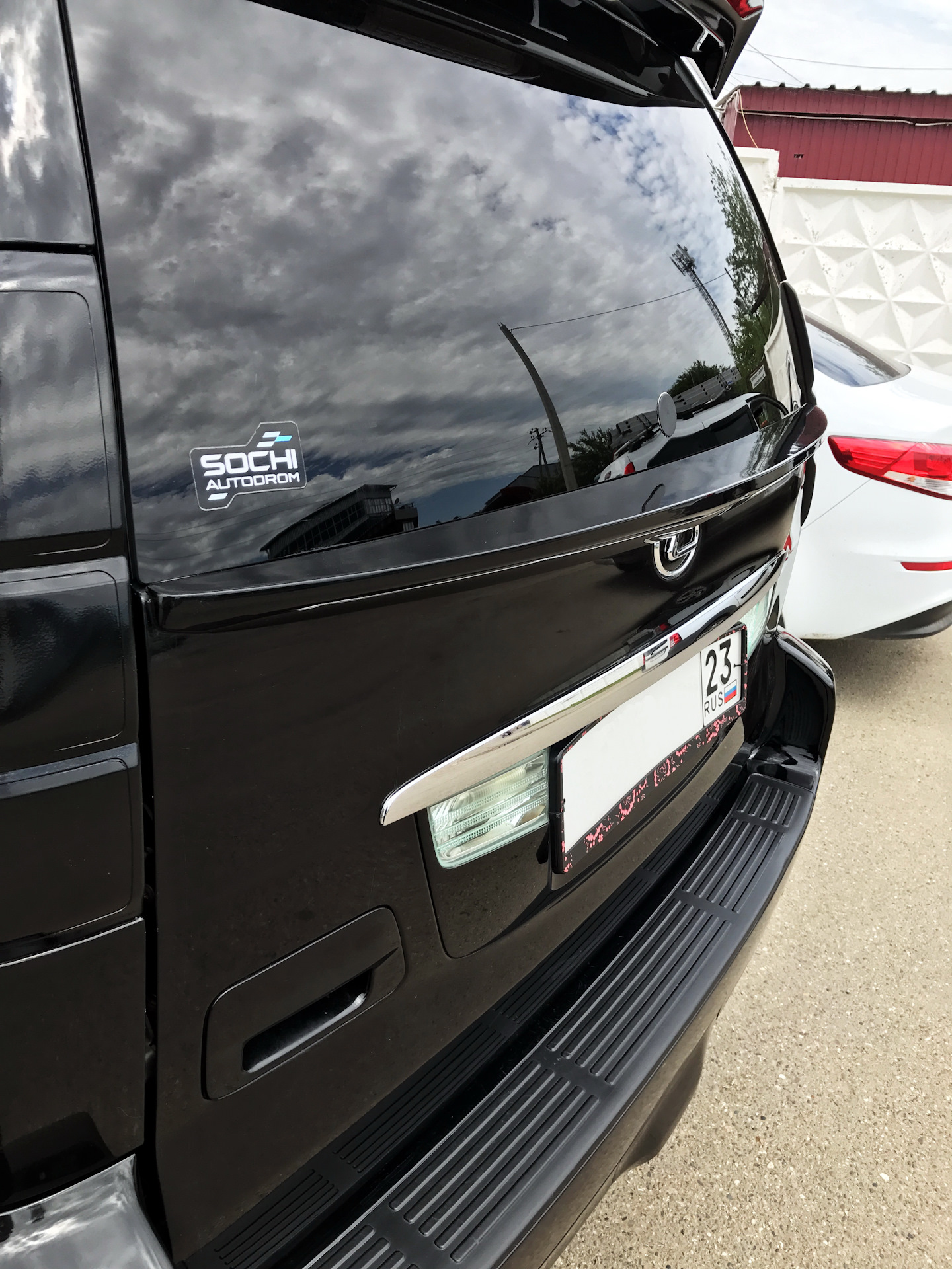 спойлер под стекло