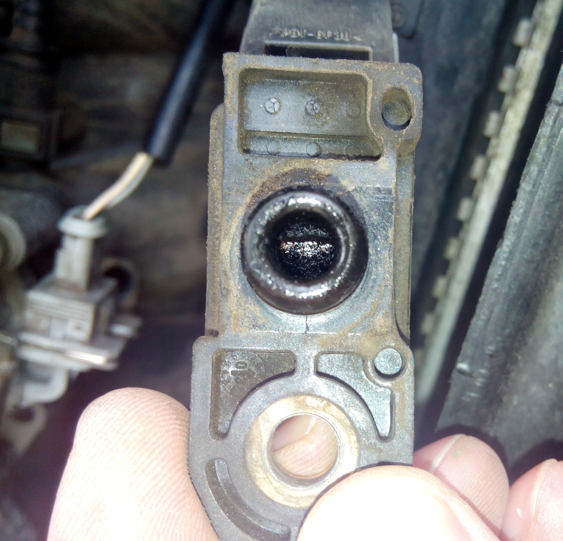 Чистка датчика абсолютного давления. Датчик давления всасываемого воздуха фольксваген т5. Датчик мар мондео 3. Датчик дад л200. Чистка датчика абсолютного давления.