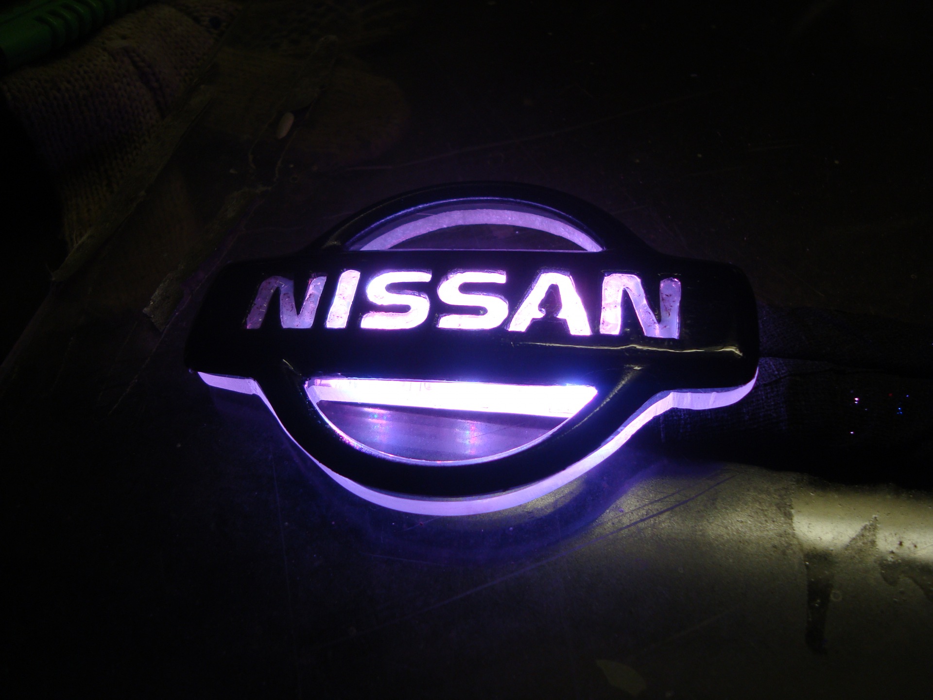 Подсветка логотипа купить. Шильдик Ниссан Максима а32 с подсветкой. Nissan Sunny подсветка салона. Эмблема Ниссан Санни. Ниссан Санни подсветка салона.