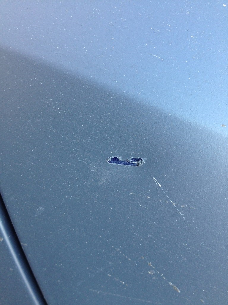 Либо ключ, либо девушка сумкой задела при выходе — Volkswagen Golf R Mk6