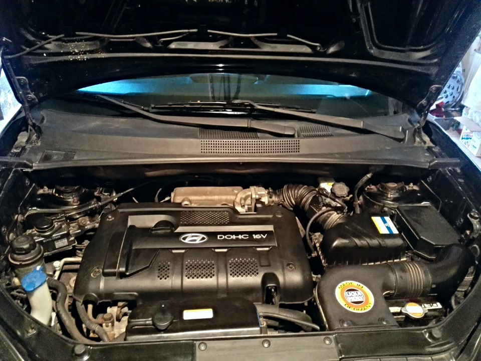 Туксон 2008 под капотом. Hyundai tucson 2008 подкапотное пространство. Hyundai tucson 2008 под капотом. Двигатель под капотом hyundai tucson 2008. Хендай туксон 2008 дизель подкапотка.