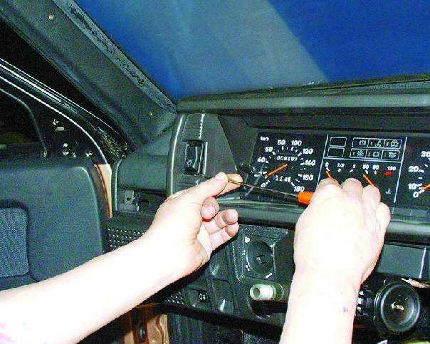 Как снять панель 21099