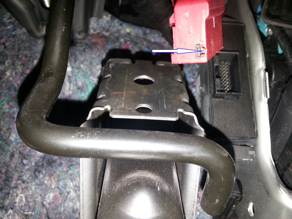 Надавить острым на черную пластмасску и потянуть весь красный кожух на себя. — Volkswagen Jetta VI