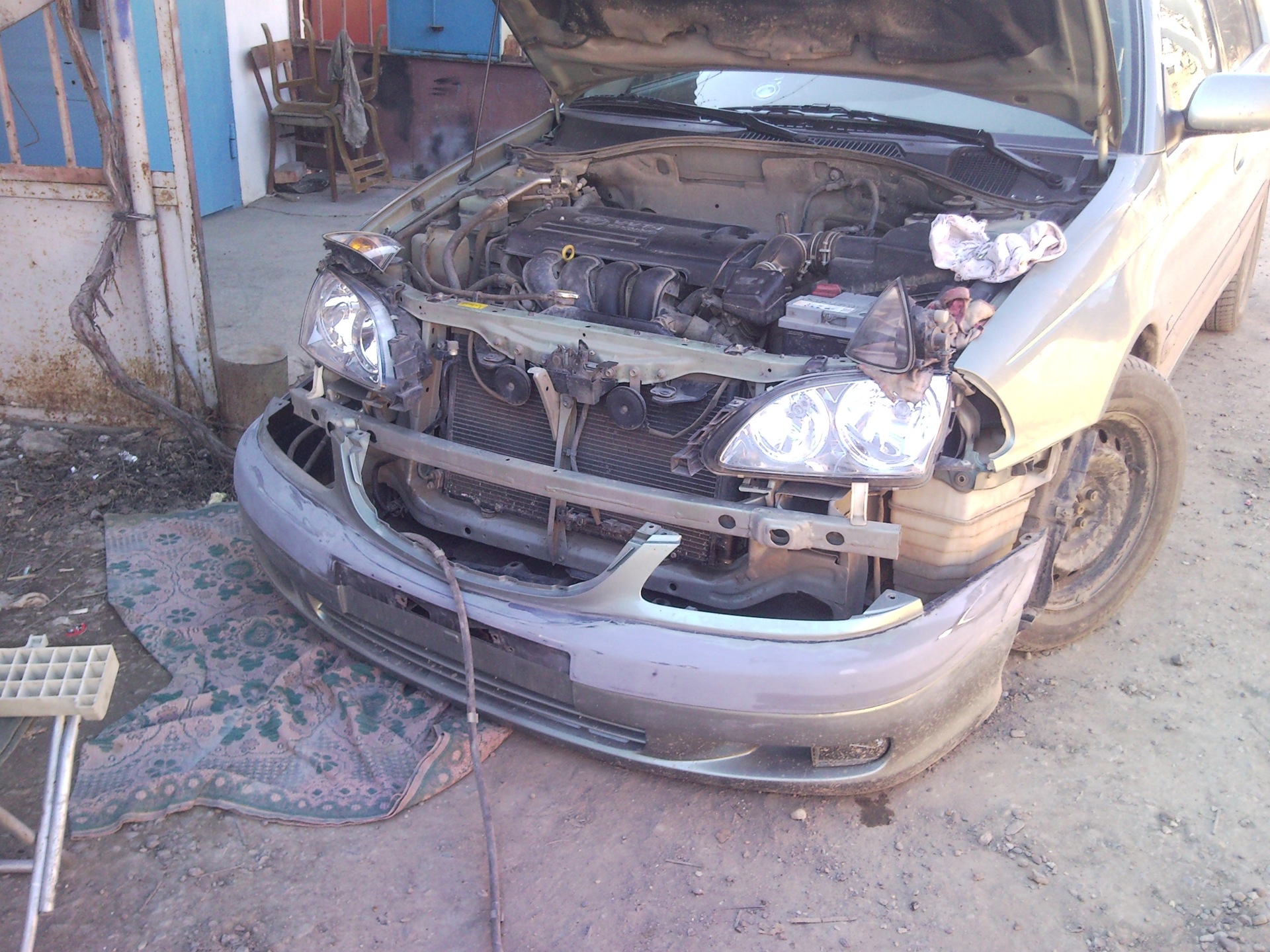 Remove the front bumper - Toyota Avensis 18 L 2002