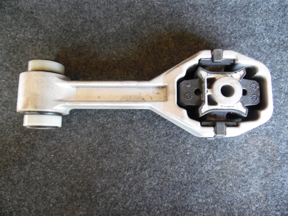 Нижняя опора косточка двигателя Renault Laguna 1