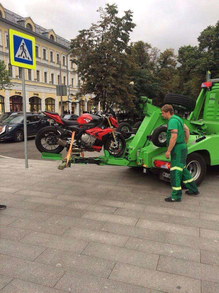 Эвакуатор мотоциклов. Эвакуатор ЦОДД. ЦОДД мотоциклы. Московский эвакуатор ЦОДД. Мотоцикл на эвакуаторе.