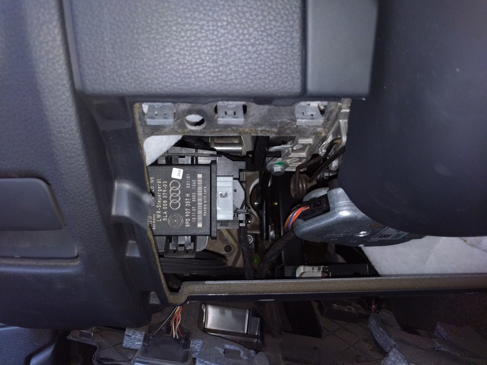 Запчасти на фото: 8P0907357H. Фото в бортжурнале Audi Q7 (1G)