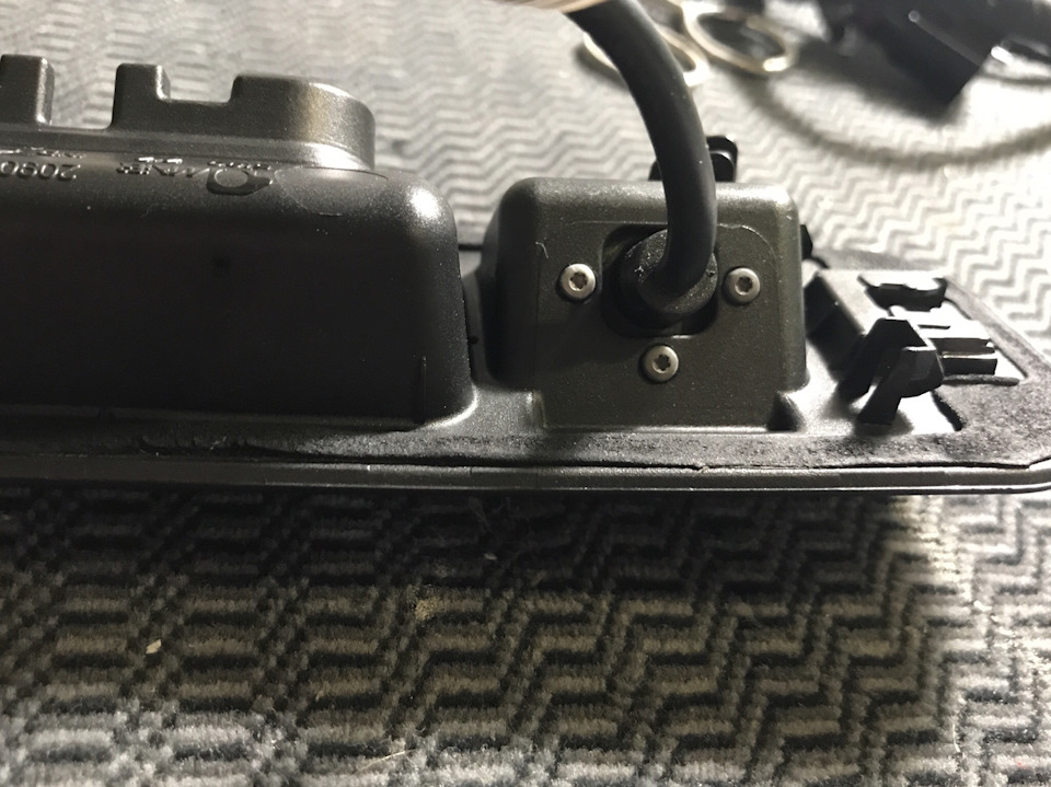 Вот так крепится камера к накладке — Opel Astra J