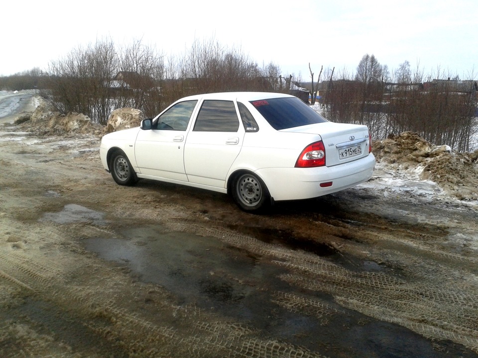 Ржавая белая Приора седан