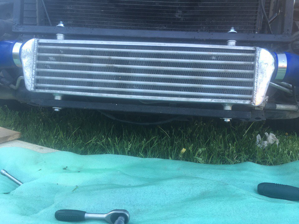 Крепление фронтального интеркуллера — Audi A4 (B6), 1,8 л, 2003 года