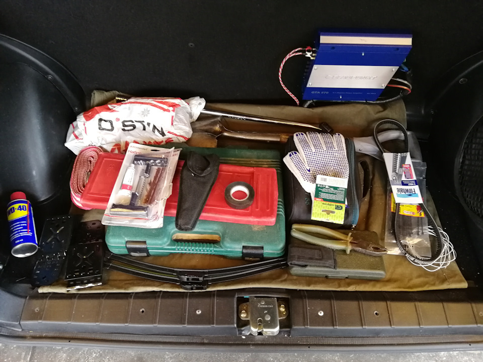 Спрятать всё это: 1.Набор инструмента. 2.Знак аварийной остановки. 3.рем.комлект для бескамерных колес. 4.трос. 5.перчатки. 6.запасной ремень генератора (основной ещё надо купить) 7.балоник. 8.проушина(которая в Urbane вкручивается). 9.wd-шка, не заменимая вещь . 10.стандартная армейская плащ палатка. 11.запасные щётки стеклоочистителя. 12.пассатижи. 13.наборчик торекс. 14.пара противооткатных упоров. 15.пакет с разными веревками и резинками с крючками, для крепления груза. 16.нож. 17.компрессор. 18.запасные лампы. Да и ещё можно всякой милачевки насыпать, как хомуты и тд. — Lada 4x4 3D