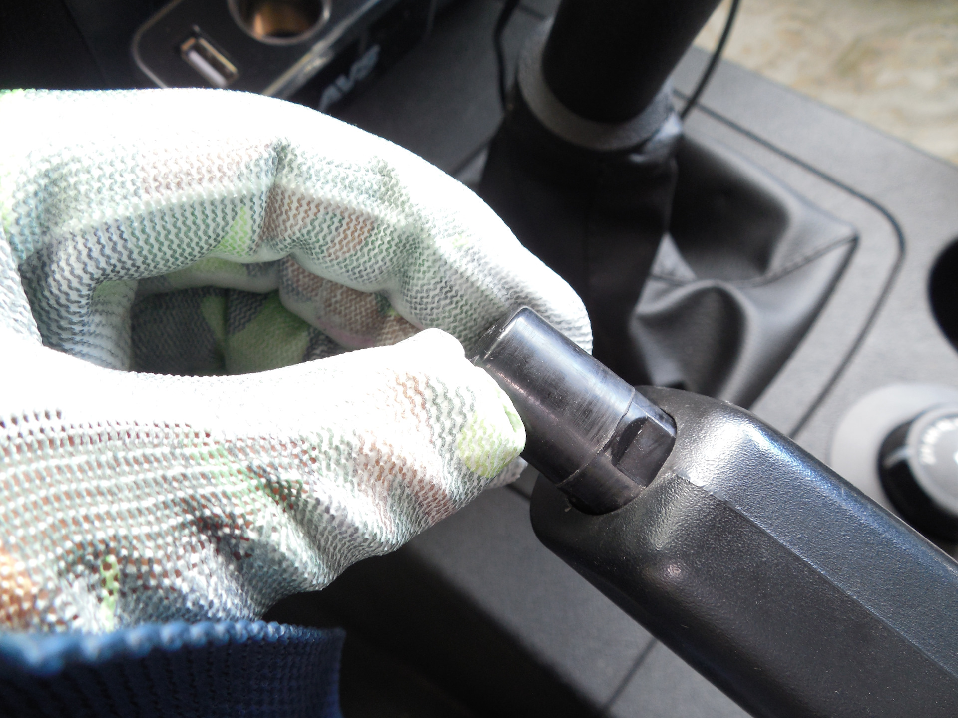 Кнопка ручника уаз метал. Запала кнопка ручника. Концевик ручника лансер 9. Кнопка ручника мазда 6 gh. Запала кнопка ручника.