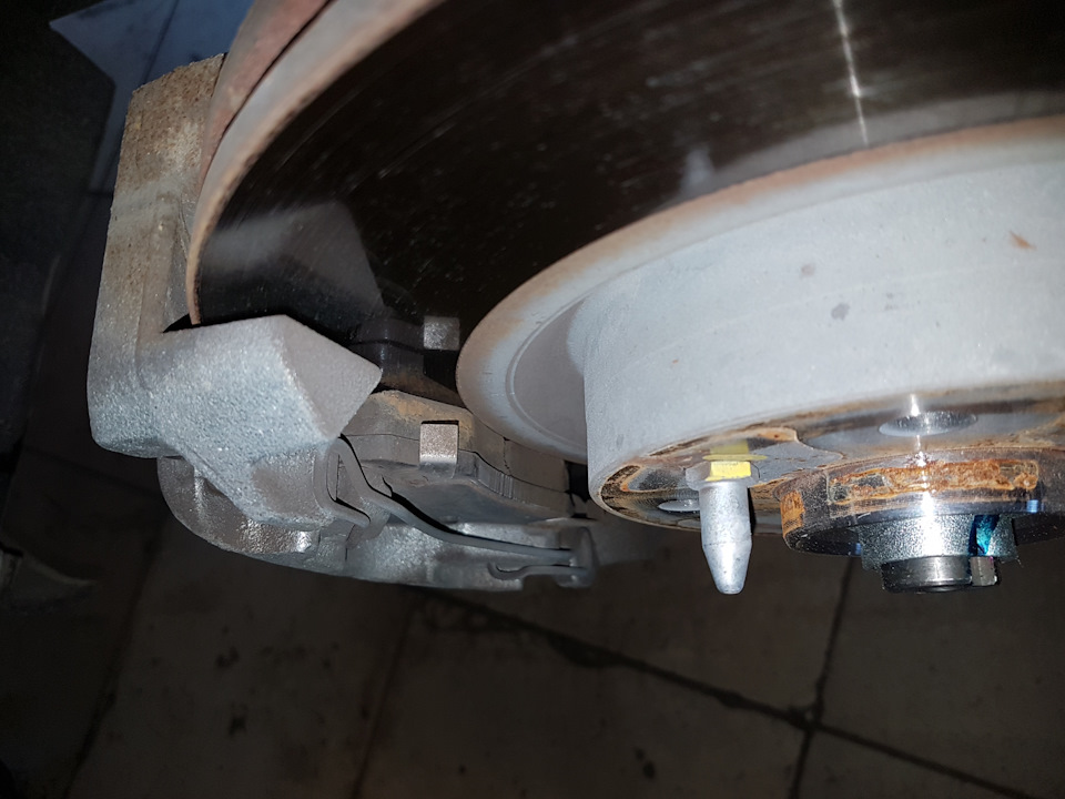 Почему ширина передних и задних дисков отличается а покрышки одинаковые ...