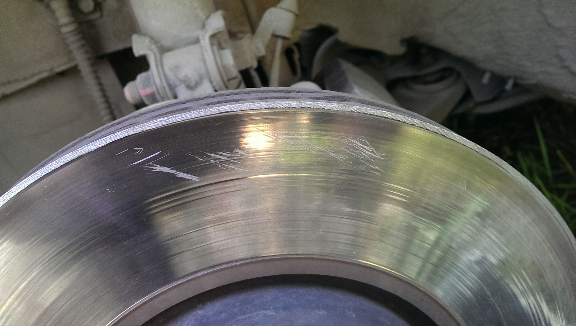 Перегретый тормозной диск. Перегретые тормозные диски. Кривые тормозные диски. Коробление тормозных дисков. Перегрел тормозной диск.