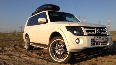 Mitsubishi pajero белый