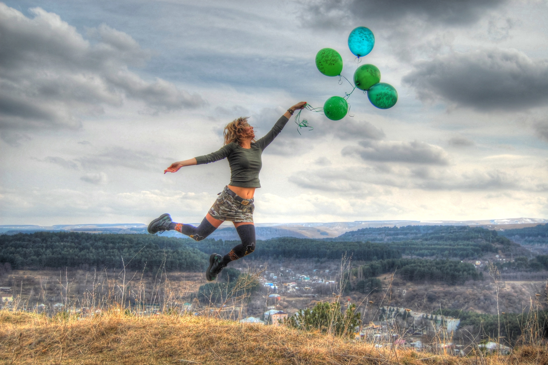 Человек на шарах в воздухе. Человек шарик. Девушка летит на воздушных шарах. Девушка с шариками. Девушка с шариками в горах.